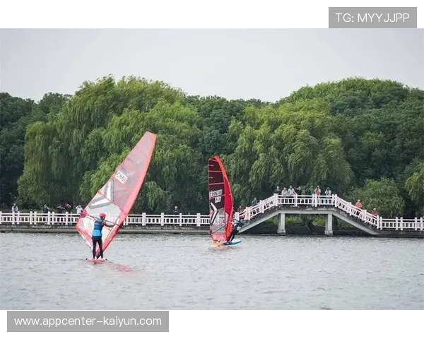 帆板大师赛彰显申城水上运动新活力见证上海体育设施全面升级